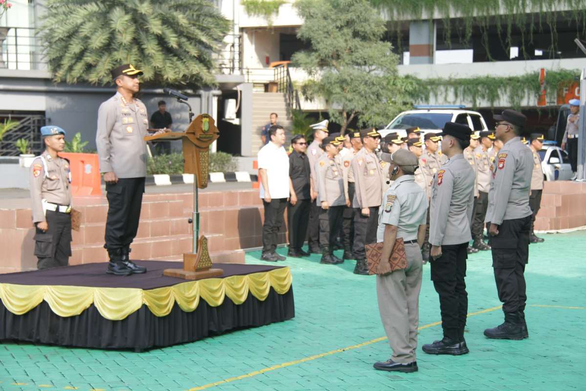 Apel Jam Pimpinan, Kapolres Jakbar Kombes Pol Twedi Aditya Bennyahdi Tekankan Pelayanan Humanis