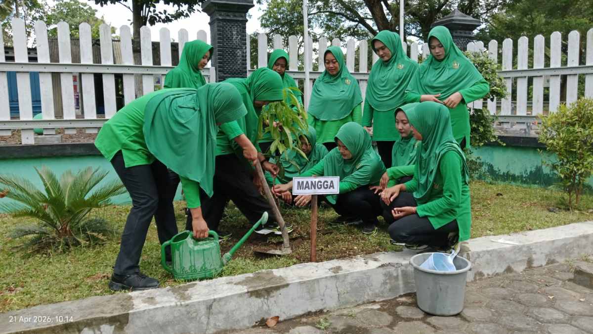 Peringati HUT Ke-80, Persit KCK Ranting 10 Koramil Tegaldlimo Hijaukan Lingkungan Melalui Aksi Tanam Pohon