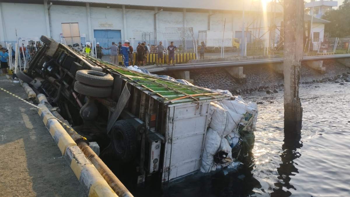 Truk Muatan Besi Nyemplung ke Laut di Pelabuhan Tanjung Wangi, Hantam Pipa Pertamina Saat Bongkar Muatan