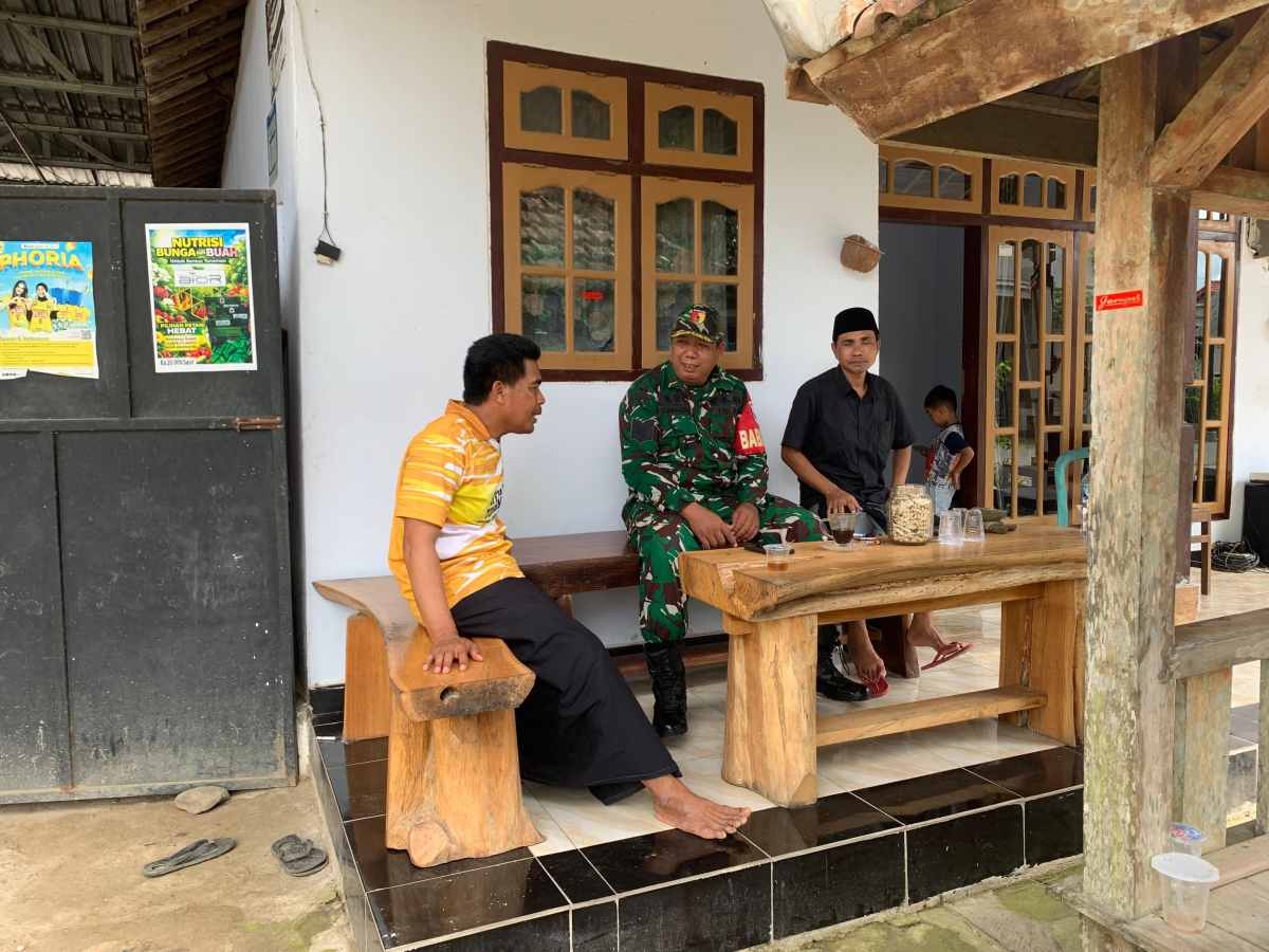 Kunjungi Rumah Warga Binaan, Babinsa Koramil 0825-11/Pesanggaran, Cara Untuk Komunikasi Sosial